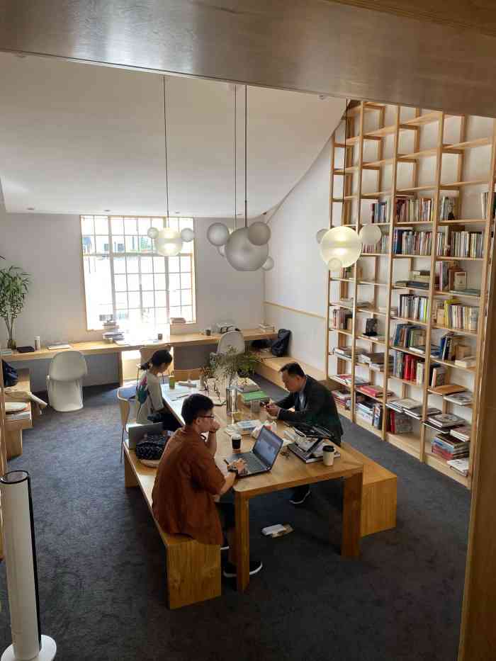 一见图书馆(南昌路馆)-"进了门,左手边的吧台可以提供咖啡饮品,咖.