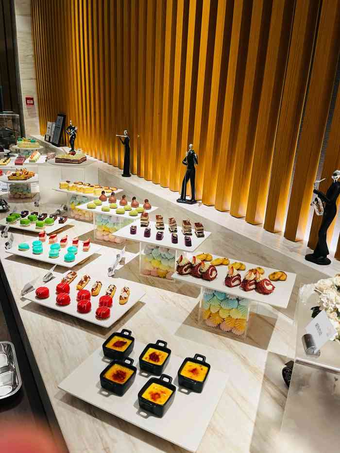 万荟轩自助餐厅(蓝海风万怡酒店)-"[薄荷]环境: 星级酒店标配,旁边是