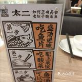 里面有金针菇和粉丝。鱼的份量很足，三个女孩子吃很足够