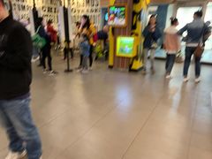 等位区-麦当劳(中山公园龙之梦店)