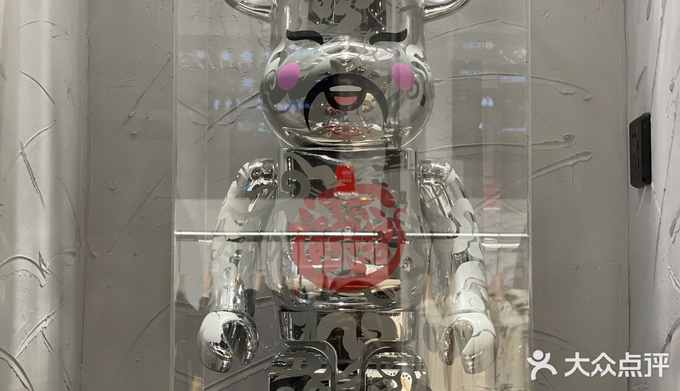 这家咖啡馆居然还是个潮流集合店？！