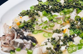 Green Pepper and Sichuan Pepper Steamed Bamboo Shell Fish