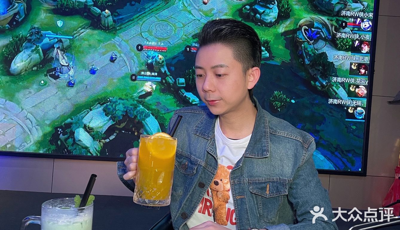 玩着街头霸王🦖嗨啤看巨幅赛事就是我要的快乐‼️