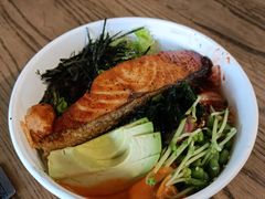 煎三文鱼牛油果色拉-Wagas沃歌斯(深圳印力中心店)