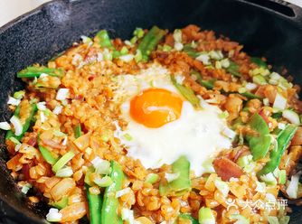 食材：洋葱，蒜，生抽，蚝油，料酒，糖，荷兰豆，米饭