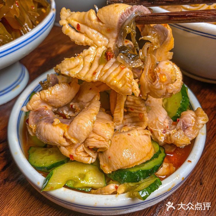 暴雨天也要来吃的肥肠粉太好嗦 