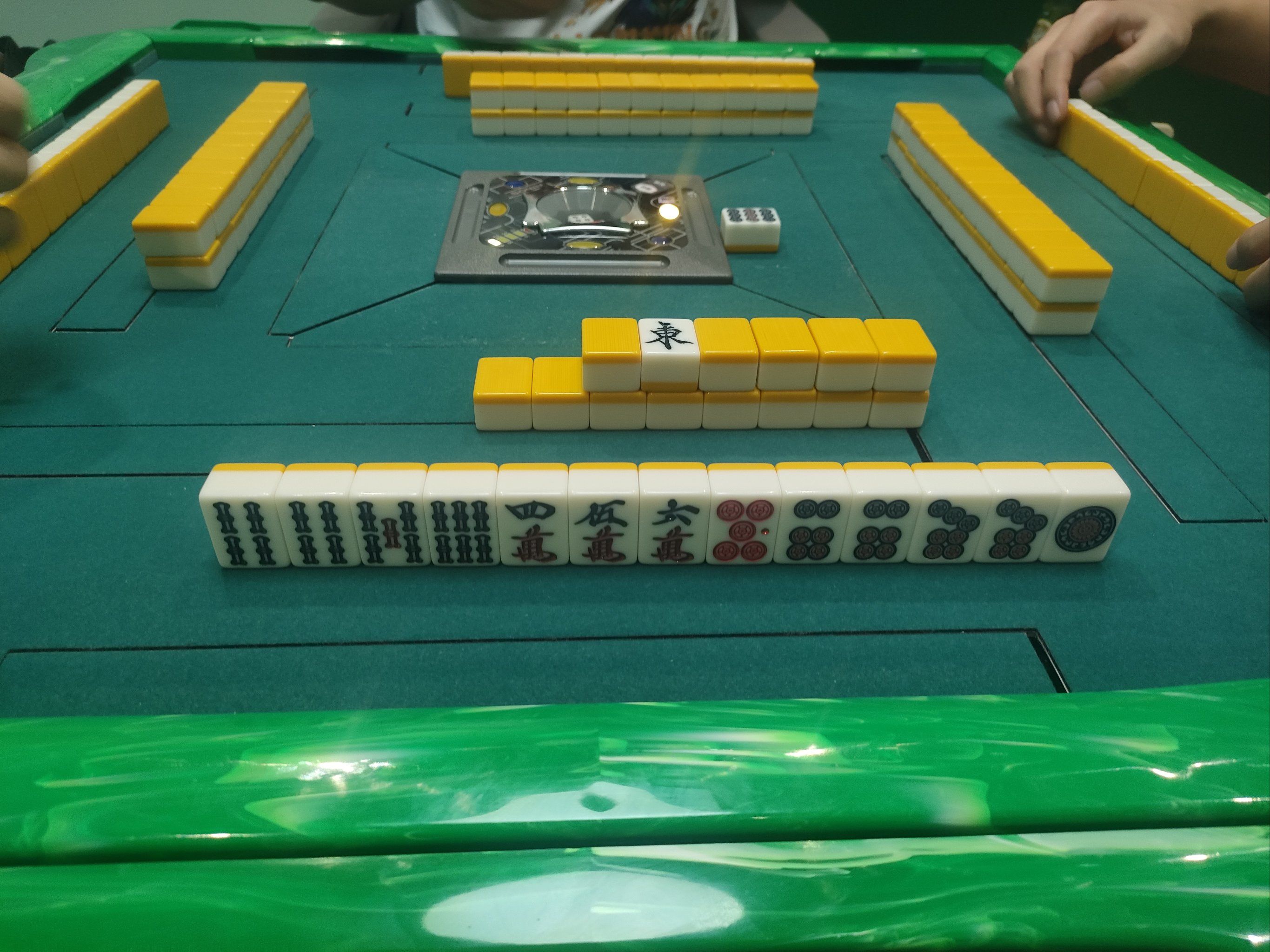 电内多台进口的八口立直麻将机,竞技氛围强