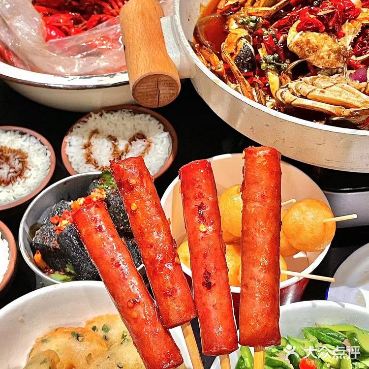 这里有长沙最丰富的小吃，藤椒大闸蟹入味
