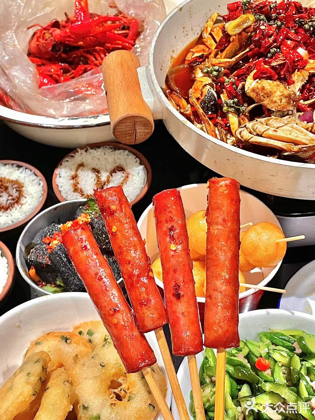 这里有长沙最丰富的小吃，藤椒大闸蟹入味
