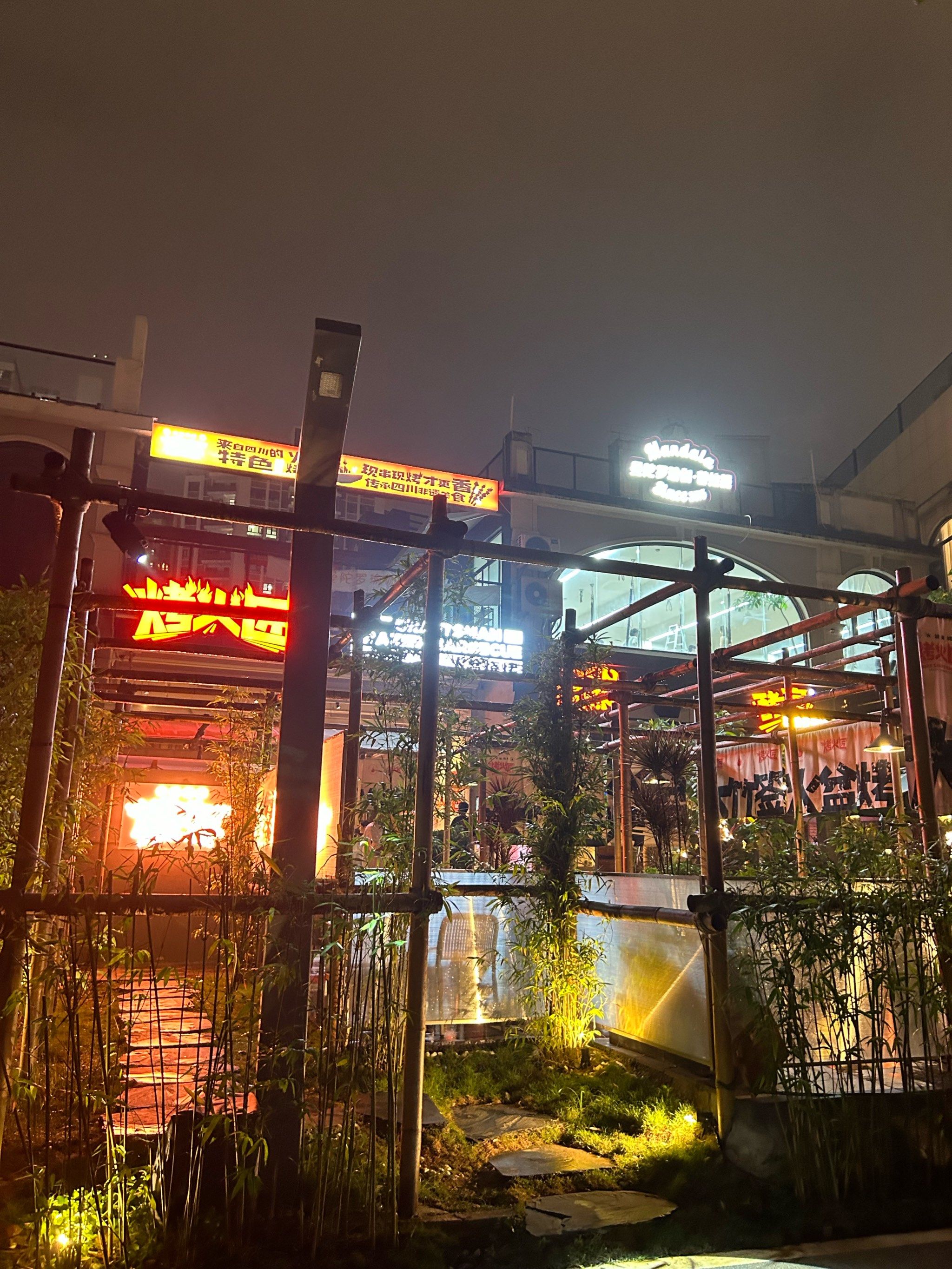 夜色中的露天餐馆