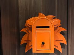 客房门上的小可爱报箱-哈尔滨香格里拉大酒店