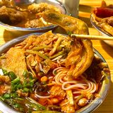 南宁！你别太好吃！大树下嗦土螺蛳粉真的香～