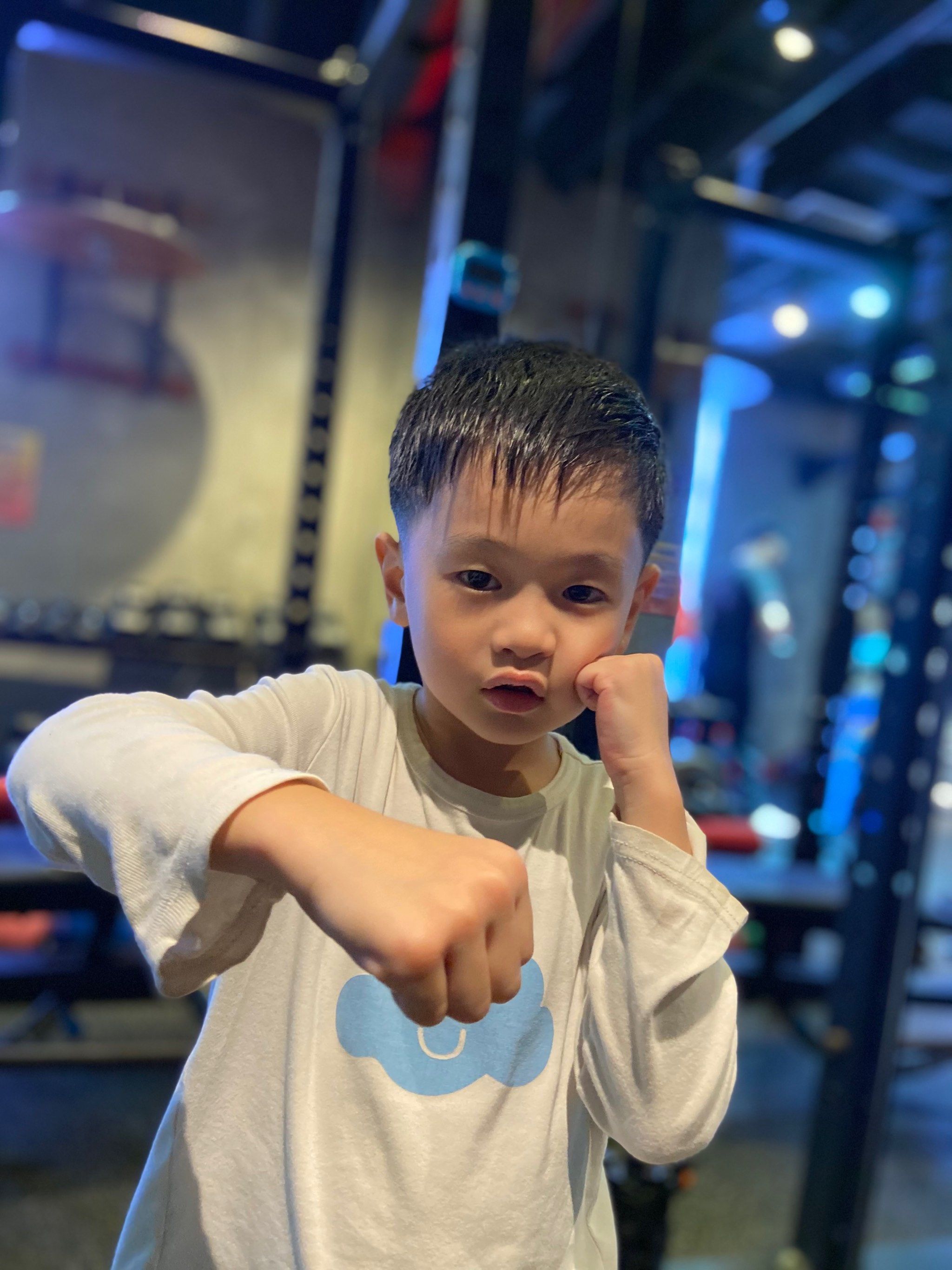 怎么会有这么乖的拳击男孩