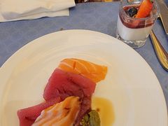 三文鱼和吞拿鱼刺身-鸣诗自助餐(澳門四季酒店)