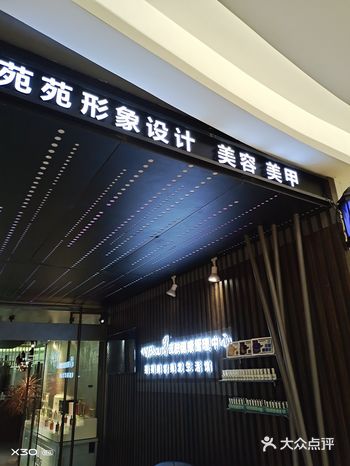 美甲可以免费跳两指,颜色有两百多种可以选择