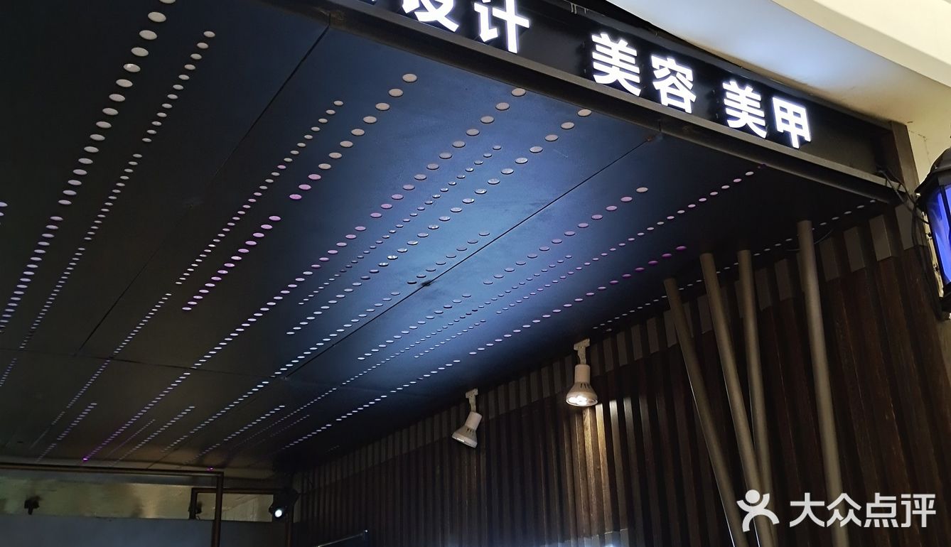 美甲可以免费跳两指，颜色有两百多种可以选择