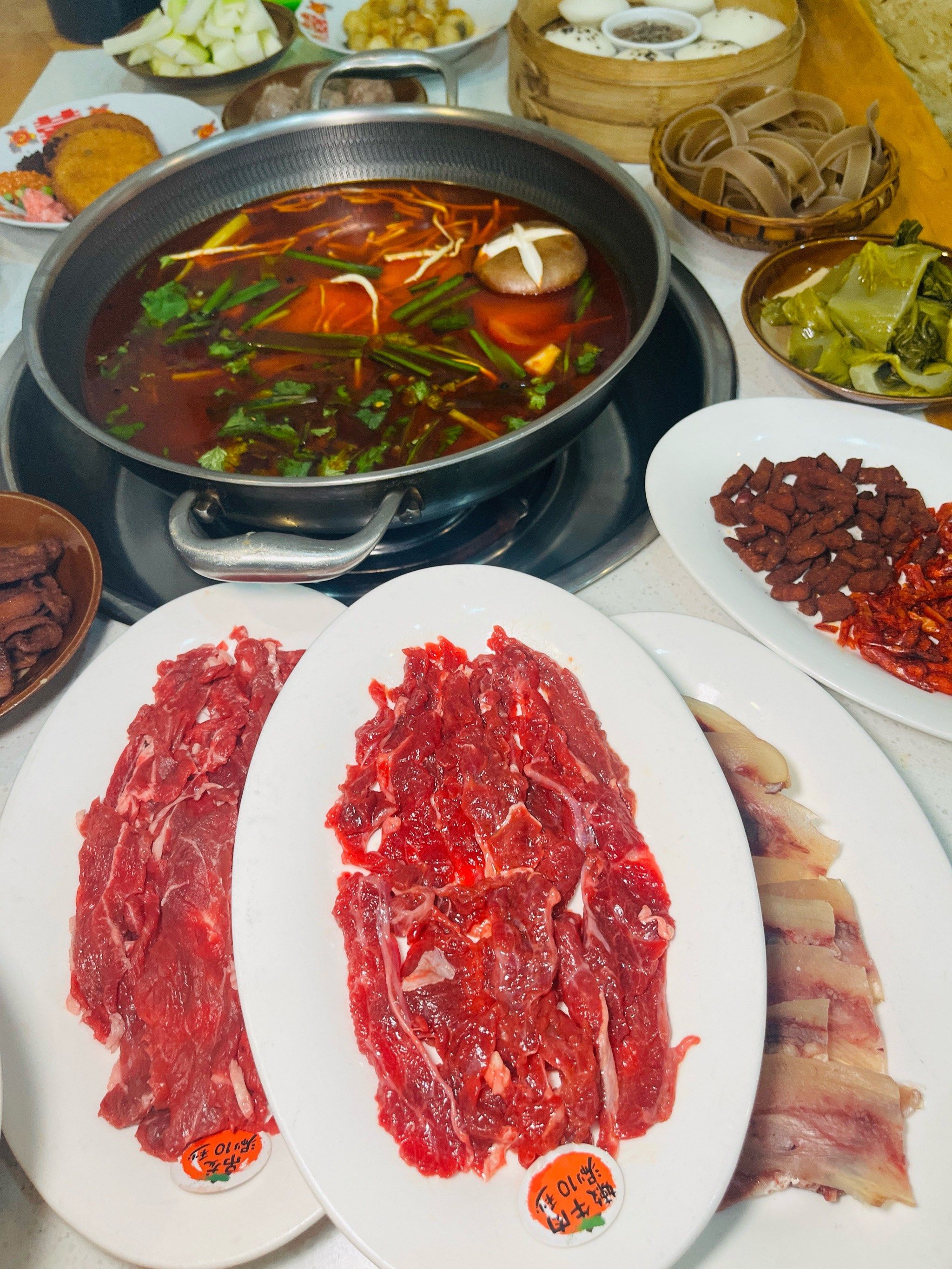 从地铁二号线成渝立交站 c 口步行一公里就到了,他们家位置很好找