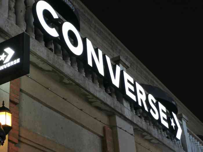 匡威专柜-"武汉唯一提供定制的匡威店,一楼是普通卖场.