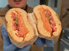 烟熏三文鱼贝果-HOLY BAGEL(苏河店)