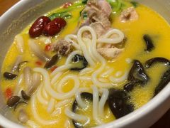 金汤花胶鸡米线-云海肴·汽锅鸡·云南代表菜(天山百盛优客店)