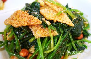 Peanut and Spinach Noodles with Wheat Gluten