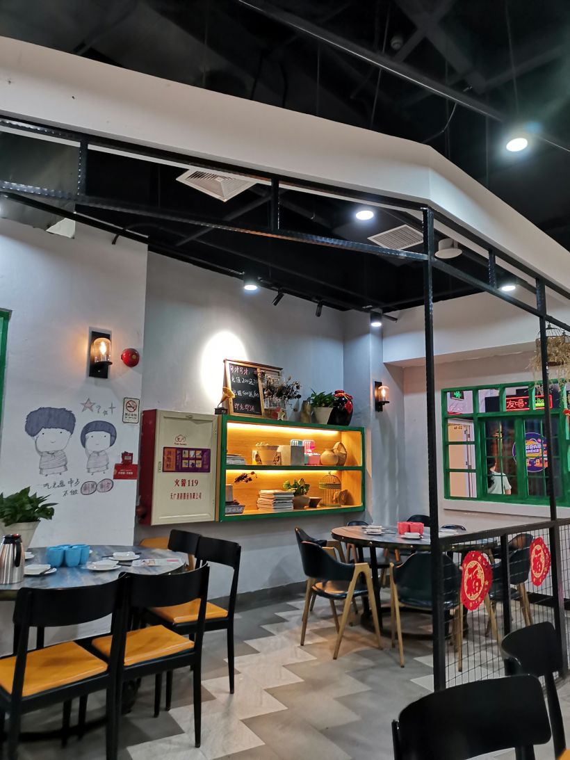 这家店在百佳超市的4楼,里面空间不是很大,大概十来桌,环境比较简洁