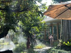 -Chom Cafe and Restaurant