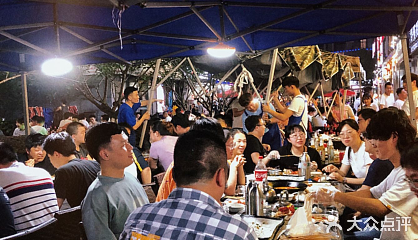 弄口里哪家最好吃｜果然下雨也挡不住烧烤的热情！