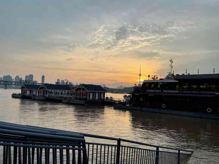 08后面时间点的票只能在码头排等92一批游客下船后才能依次进场