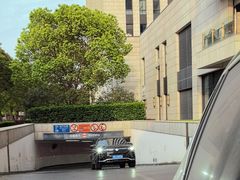 -卜蜂莲花-超市地下停车场