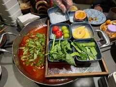 云南特色双拼锅-楠小云·云南鲜牛野生菌自助火锅(九眼桥店)