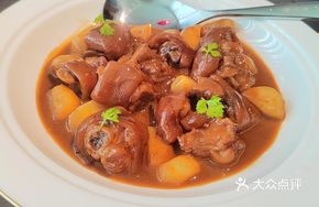 Braised Pig's Trotters with Water Chestnut and Secret Sauce