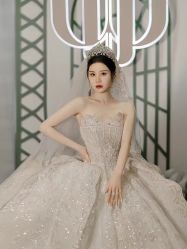 点击看大图 -Renee芮亦婚纱