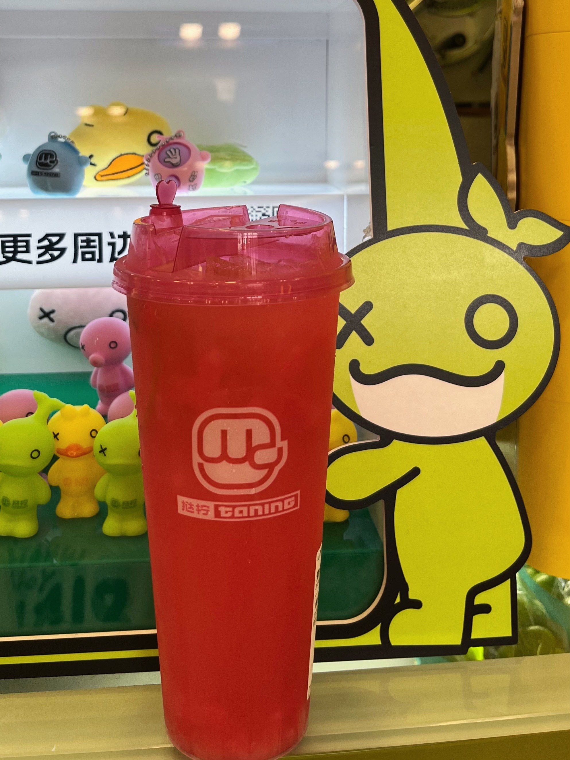 新鲜荔枝果肉,水蜜桃🍑鲜甜香柠➕茉莉绿茶
清甜爽口 推荐少冰