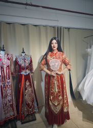 -月月婚纱礼服仓储店(王府井店)