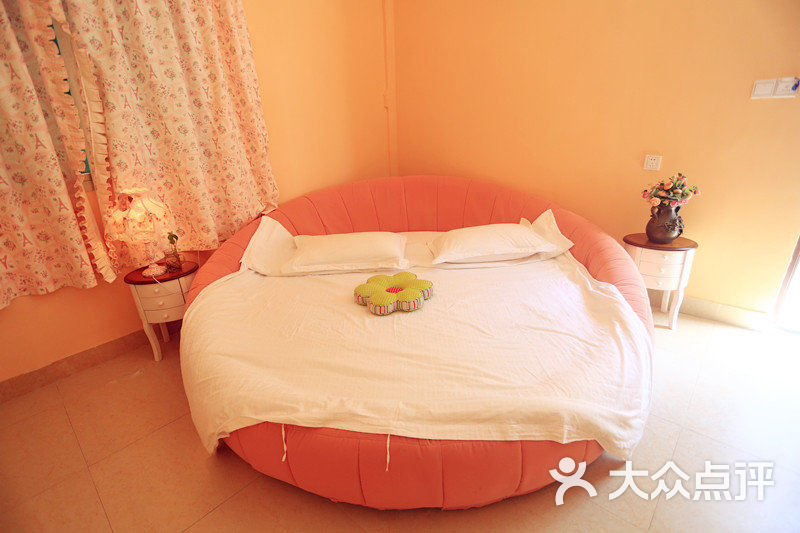 橙色圆床房
