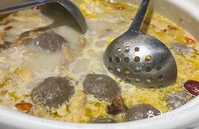Peppered Pig's Stomach and Mushroom Hot Pot