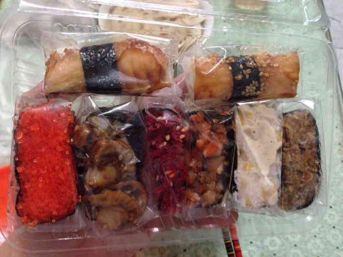 打分    /人 现在寿司都两块一个,打包一盒当晚饭,好吃不贵