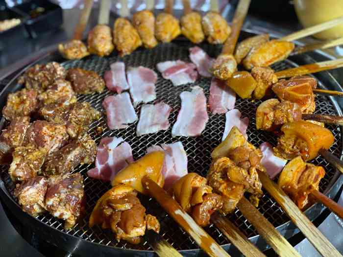 彝人部落原始风味火盆烧烤