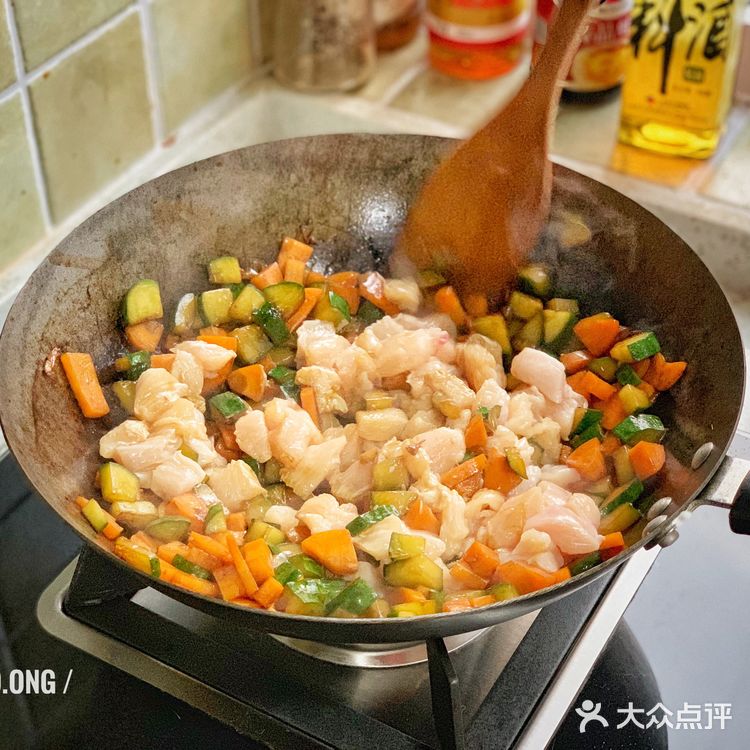 黑の食谱 / 小炒鸡丁，各种菜菜配鸡肉，清新爽口好吃唉！