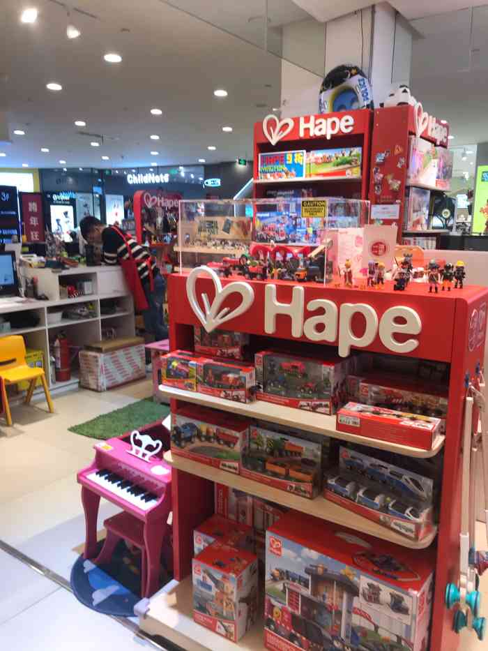 卖玩具的,价格挺高.适合比较小的孩子,材质应该很安全.