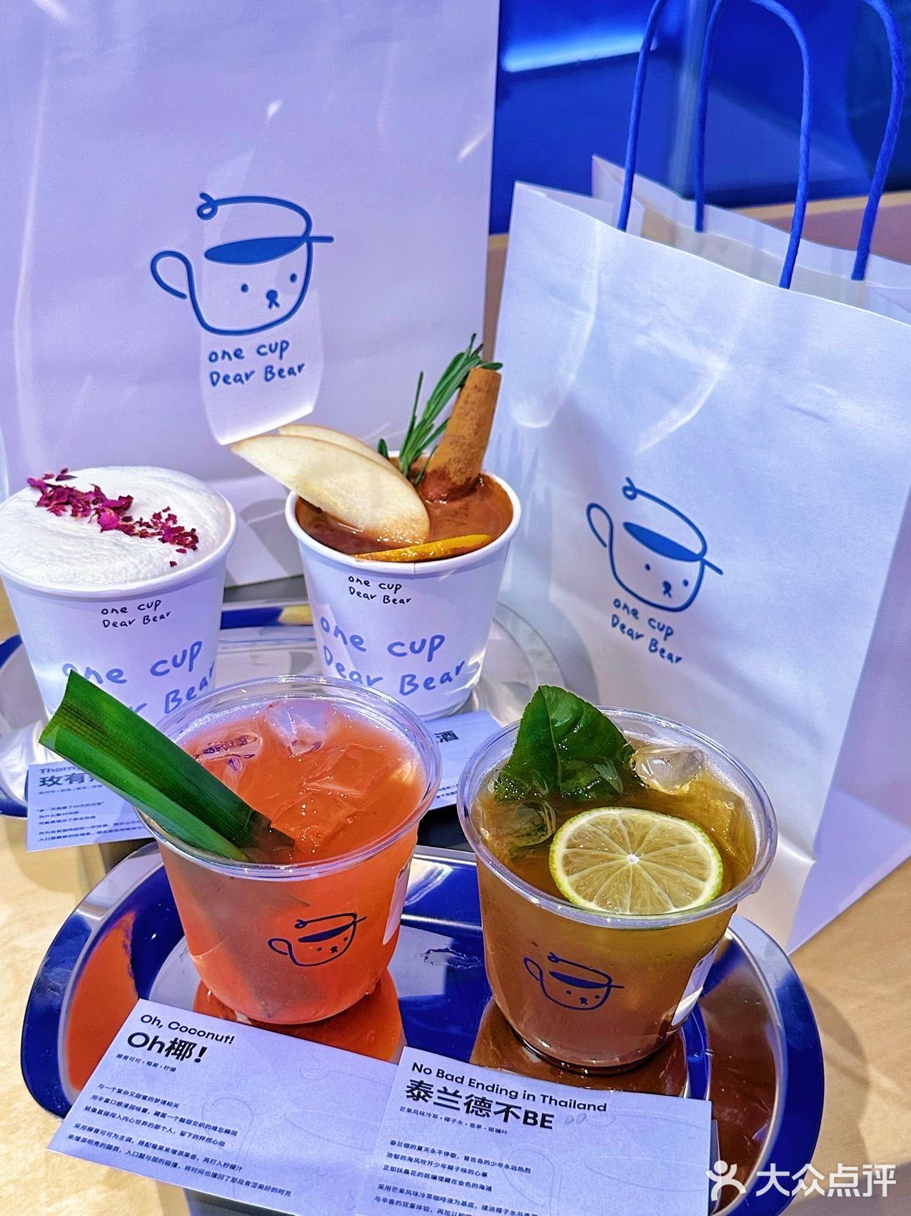 被克莱因蓝色调包围的咖啡馆💙