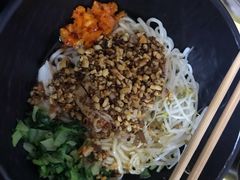 -两勺子一碗口水鸡拌面