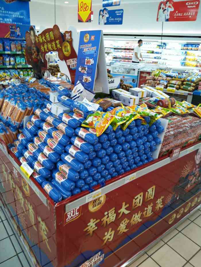 来都好像超市里的东西不要钱一样大爷大妈们推着小推车飞驰在各个卖口