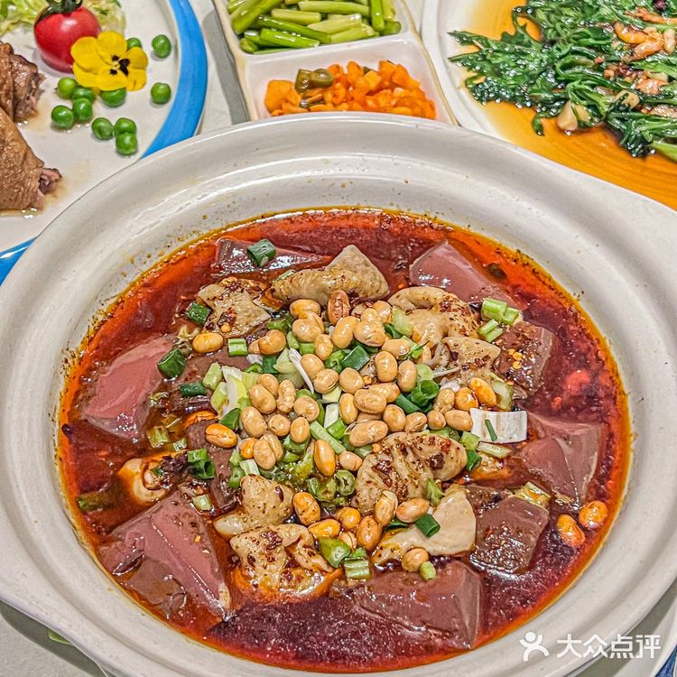 炸八块,这都是招牌 包括吃饭之前会有开胃小菜