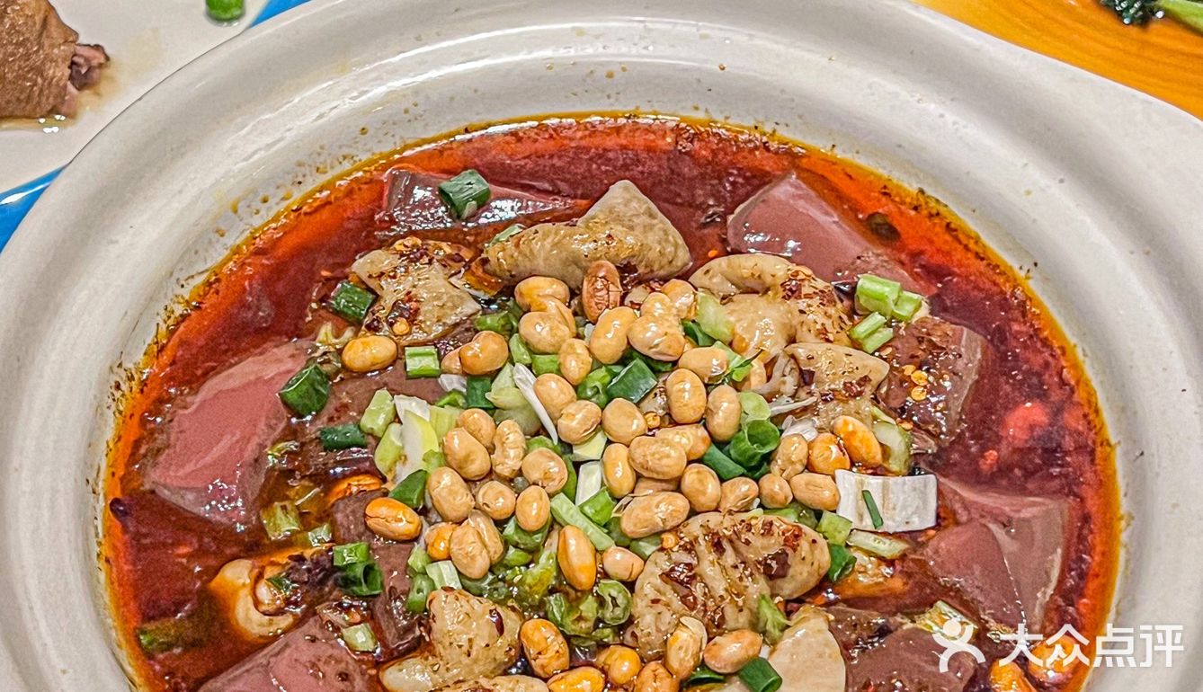炸八块，这都是招牌 包括吃饭之前会有开胃小菜