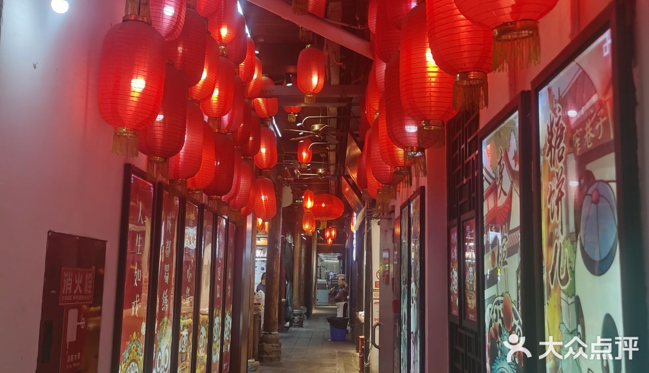 图片中的可能很多游客没有到的绿色的公园