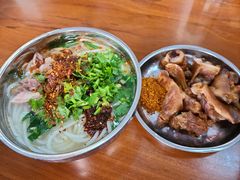 -鸿浩扒猪脚米线