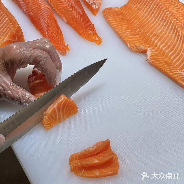 CBD附近的超豪华自助餐｜吃到扶墙出！