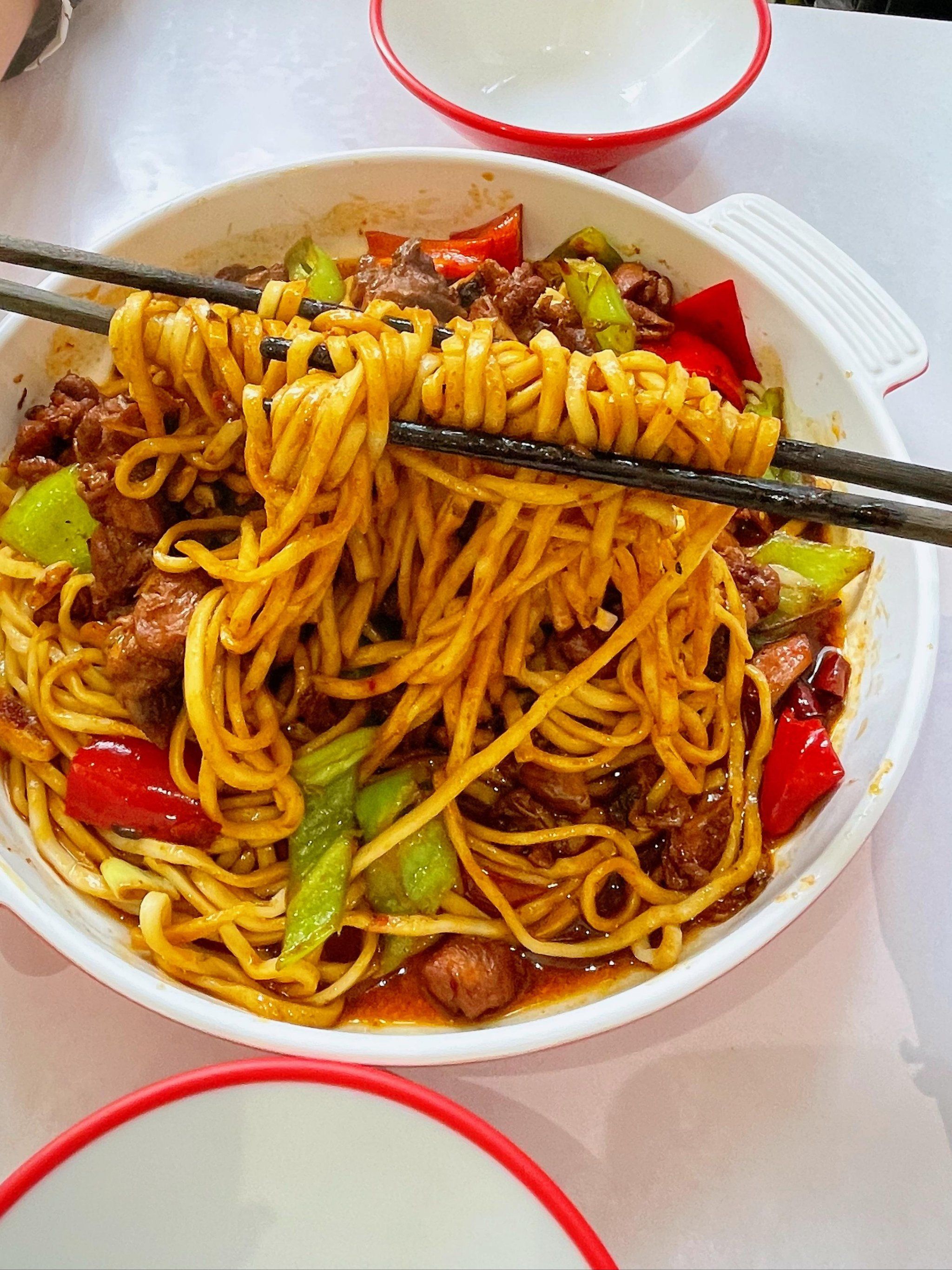 《关于我在泰安排队也要吃辣子鸡拌面》